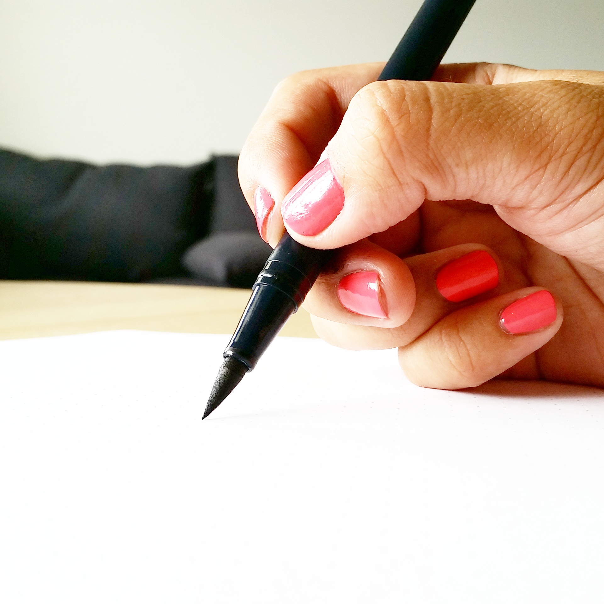 How to hold your brush pen at an angle – Pieces Calligraphy